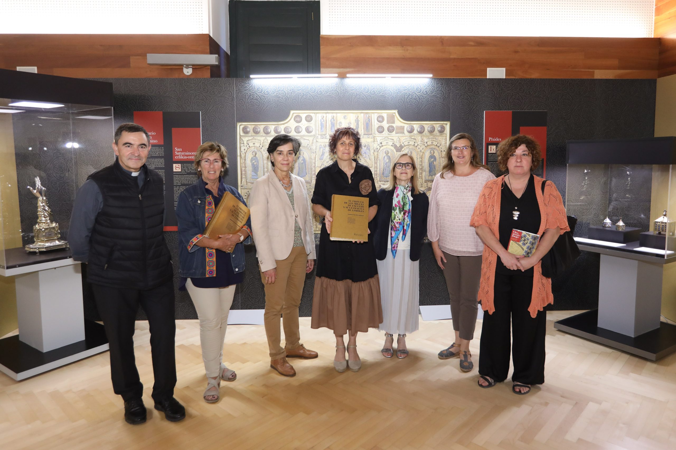 De izda. a dcha.: Mikel Garciandia, capellán del Santuario de San Miguel de Aralar; Susana Herreros, directora de servicio de Patrimonio histórico; Eloisa Ramírez, catedrática de Historia medieval en la UPNA, Rebeca Esnaola, consejera de Cultura, Turismo y Deporte; Lourdes de San Jose, autora del libro; y Alicia Ancho y Berta Balduz, restauradoras de Patrimonio Histórico (fotografía del Gobierno de Navarra).